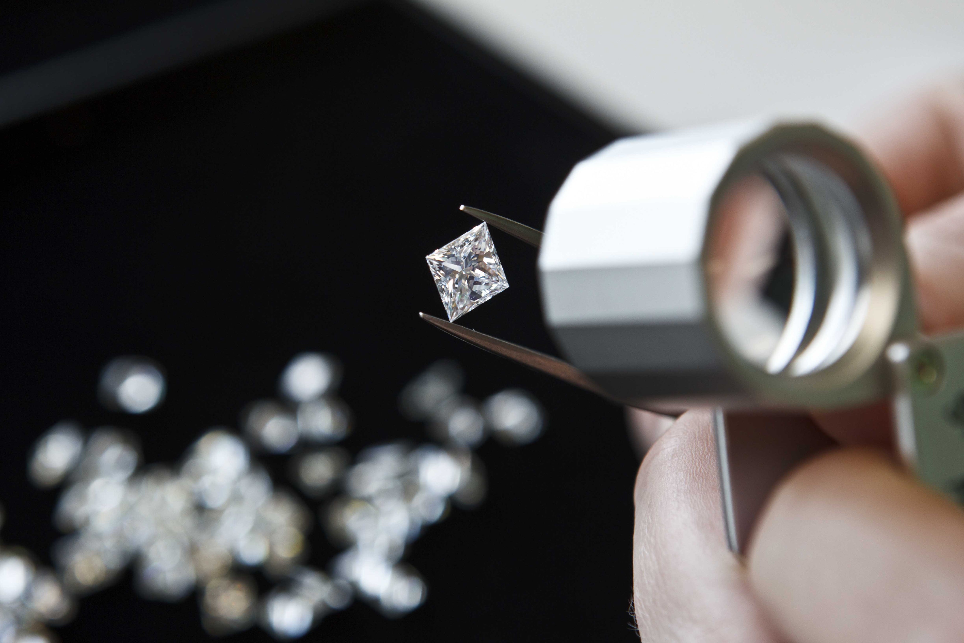 Lab-Grown vs Natural Diamonds: What’s the Difference and Which One Should You Choose?