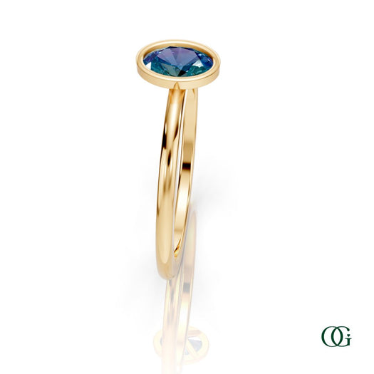 Y| A yellow gold ring featuring an oval alexandrite birthstone for June