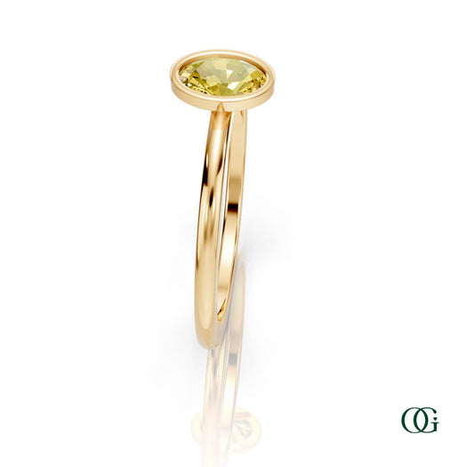 Y| A yellow gold ring featuring an oval citrine birthstone for November