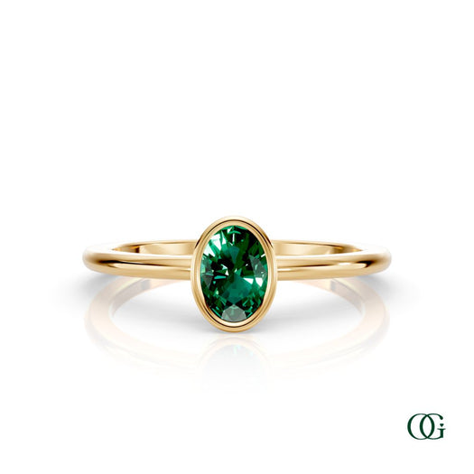 Y| A yellow gold ring featuring an oval emerald birthstone for May