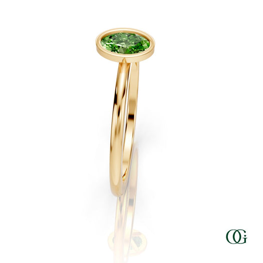 Y| A yellow gold ring featuring an oval peridot birthstone for August