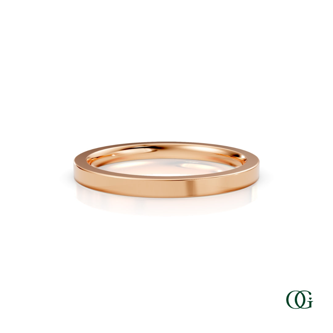 R | A minimalist rose gold wedding band ring for man and woman with a polished, smooth surface, shown on a clean white background with a subtle reflection. 